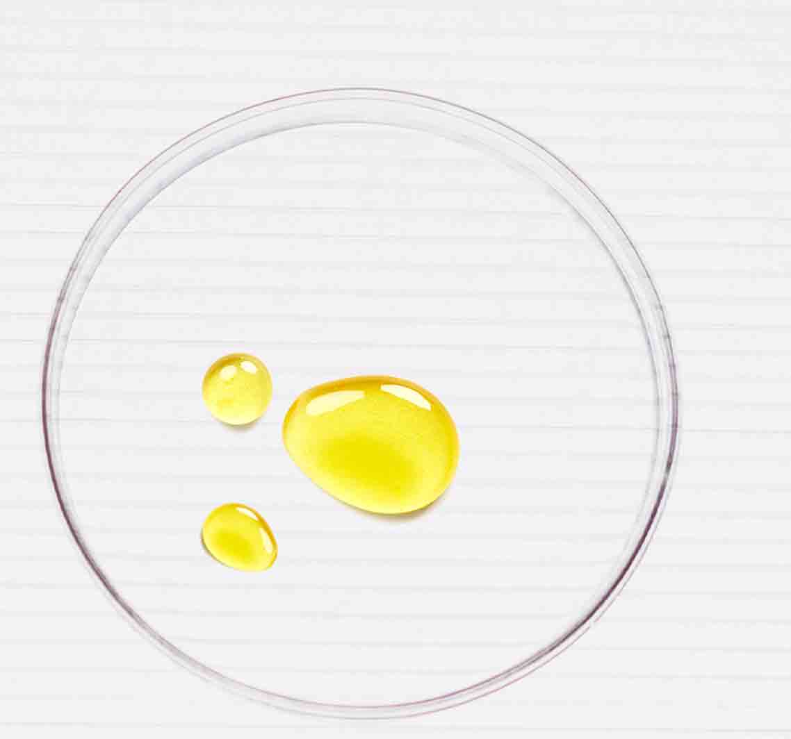 Plant oil droplets representing lipids present in the Rapid Crack Repair Cream formula
